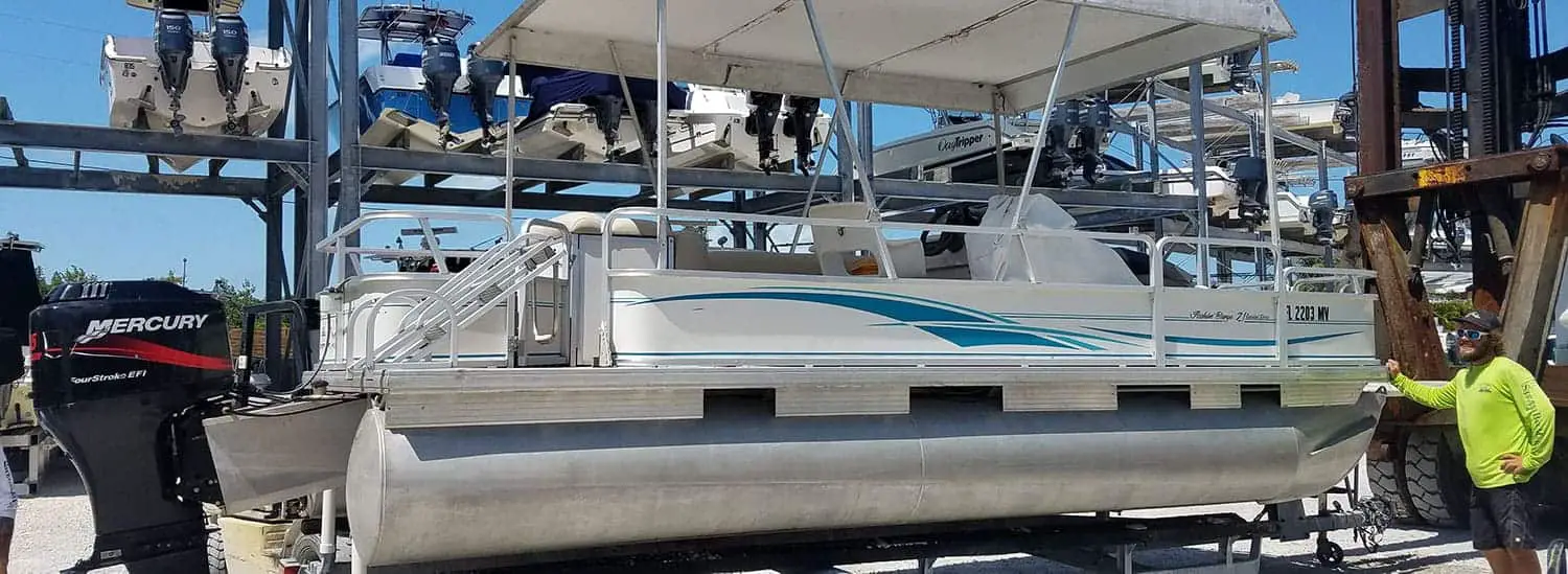 What’s The Difference Between A Deck Boat & A Pontoon Boat?