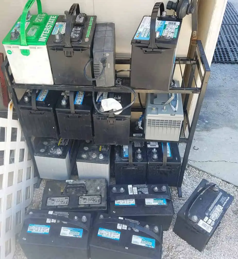 should I disconnect my boat battery